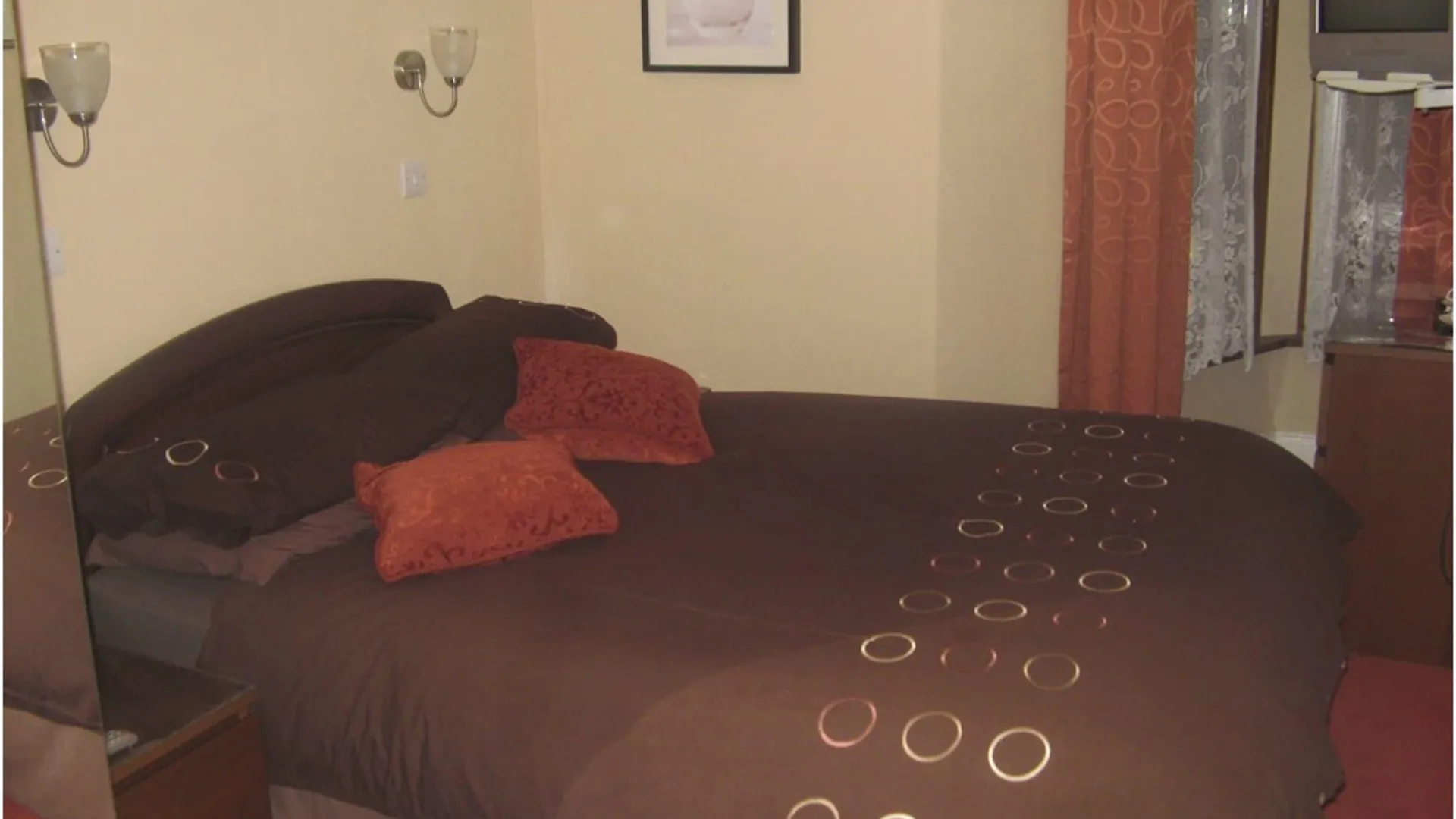 Tanes Hotel Cardiff