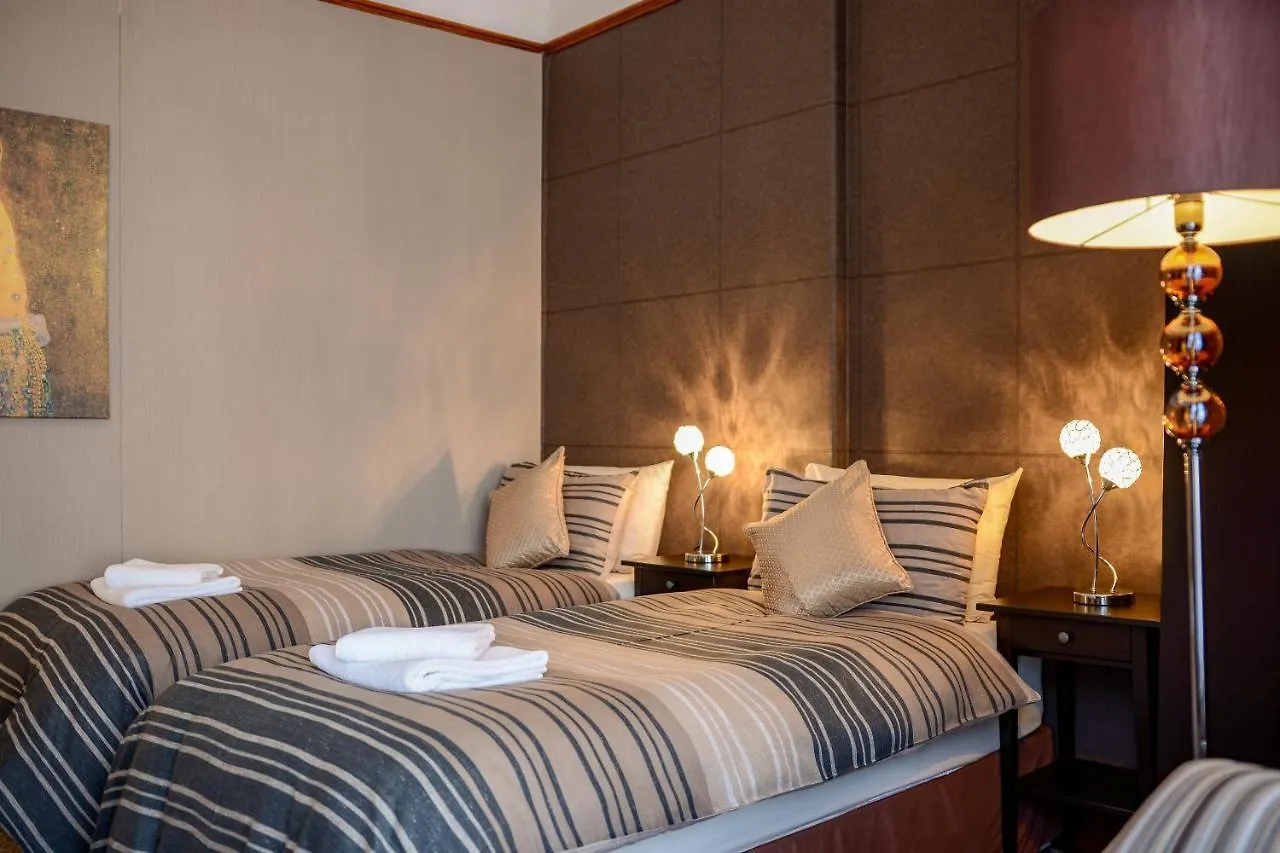Tanes Hotel Cardiff 3*,