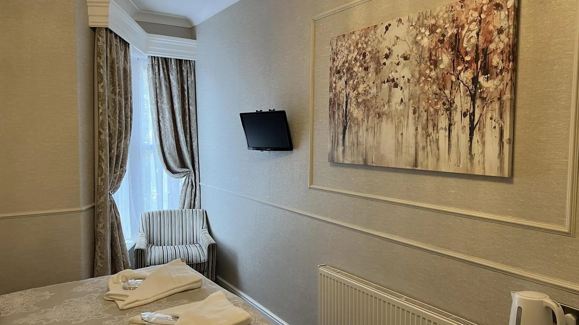 Tanes Hotel Cardiff 3*,